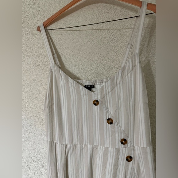 Torrid Dress Sleeveless Beige/White Challis Asymmetrical Button Front Size 2 - Picture 2 of 7